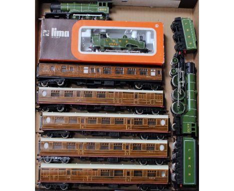 An LNER selection Hornby lined green No 4472 'Flying Scotsman' (G) No. 8509 class B12 (G) engines and tenders, 4x Thompson co