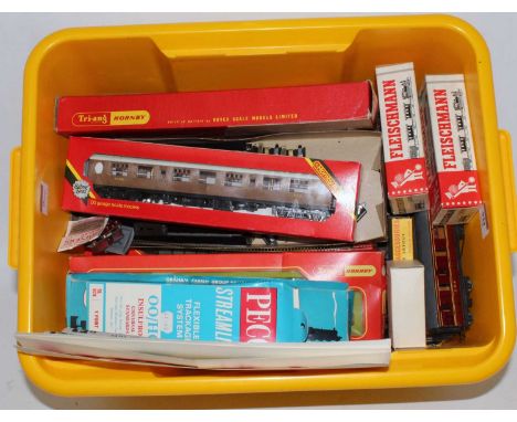 Mixed delve of 00 and H0 model railway items including 2x Fleischmann wagons Lima H0 Fowler 0-6-0 engine and tender, scenic i
