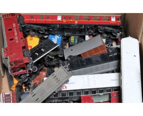 Quantity of mixed model railway rolling stock by Triang, Hornby and Hornby Dublo and others approx 40 items (PFG) and a Lima 