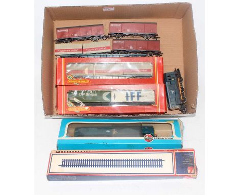 Mixed lot including Hornby R036 and R633 Freightliner wagons with containers (G-BFG), another with only 2 containers (G), 3 V