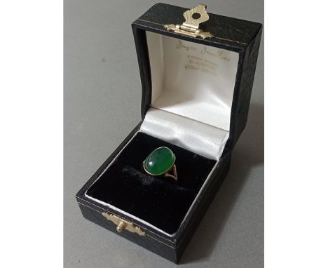 A hallmarked 9ct gold green chrysoprase cabochon ring, gross wt. 2.9g, size I. 