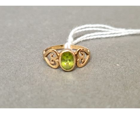 A hallmarked 9ct gold peridot ring, size M/N, gross wt. 1.85g. 