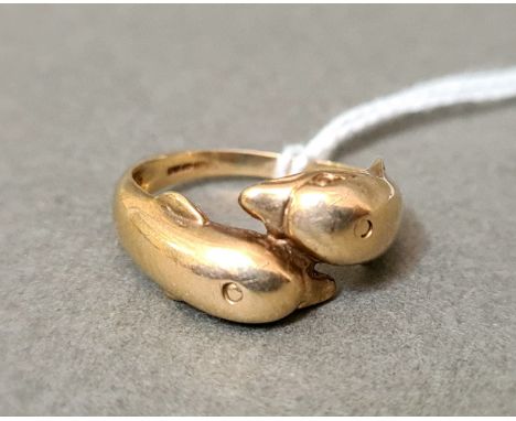 A 9 carat gold ring modeled as dolphins, size P/Q, gross wt. 4.9g.P&P:- £10.00+VAT (uk only)