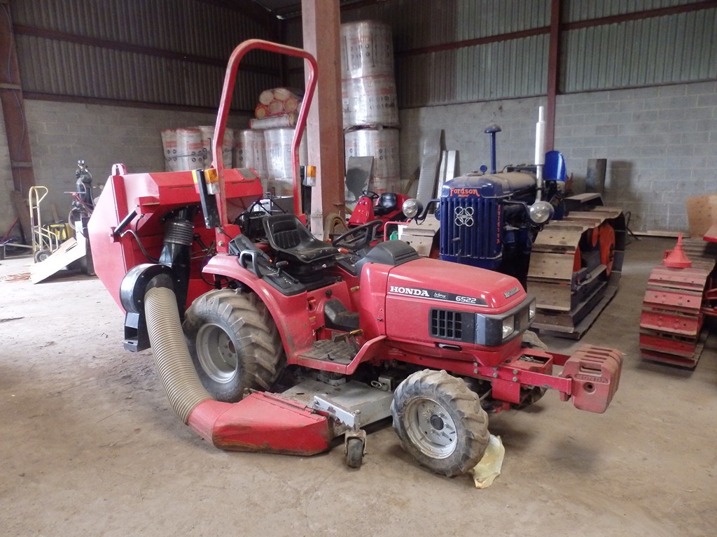 Honda 6522 Compact Tractor with mower unit (MM60) and Collector (H700 ...