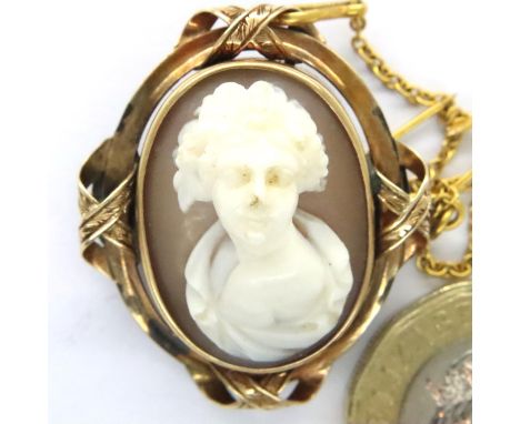 Yellow metal mounted cameo brooch with safety chain and front facing profile, L: 3 cm, 6.2g. P&amp;P Group 1 (£14+VAT for the