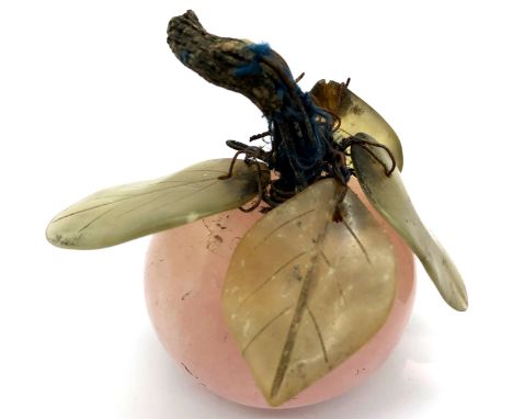 A Chinese jade and rose quartz apple, H: 70 mm including stalk. P&amp;P Group 3 (£25+VAT for the first lot and £5+VAT for sub