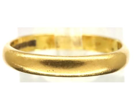 22ct gold wedding band, size R/S, 4.8g. P&amp;P Group 1 (£14+VAT for the first lot and £1+VAT for subsequent lots) 