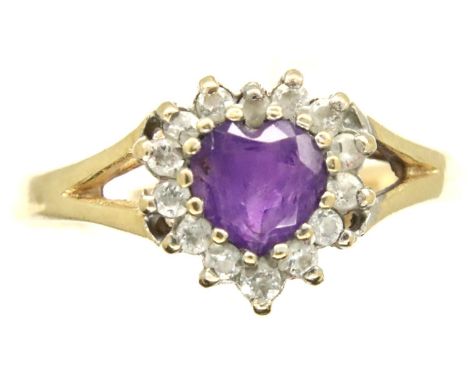 9ct gold stone set cluster ring, size Q, 1.7g. P&amp;P Group 1 (£14+VAT for the first lot and £1+VAT for subsequent lots) 