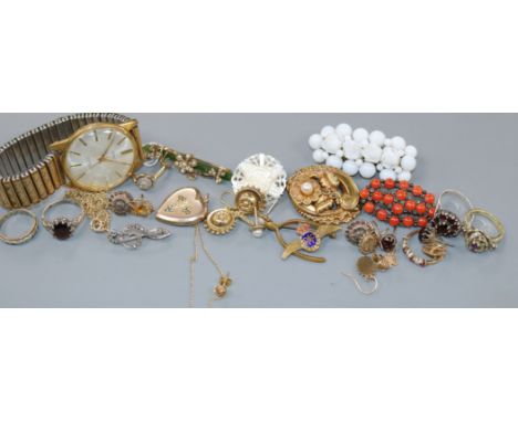 An 18ct gold and diamond ring, a jade and seed pearl-set bar brooch and sundry jewellery, etc. including a 9ct gold half-hoop