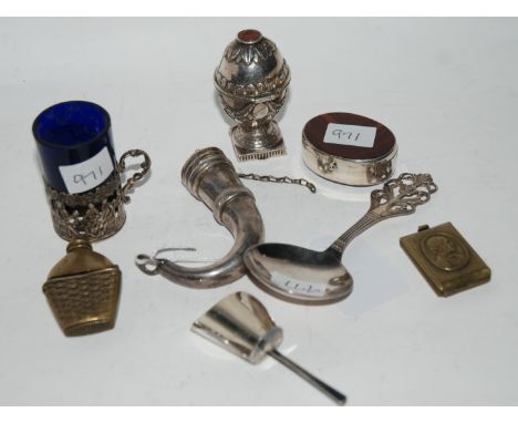 A lot comprising a white metal horn viaigrette( missing grille), a caddy spoon, agate set pill box, egg shaped etui, metal ve