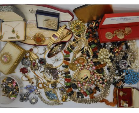 A collection of vintage costume jewellery, to include, beads, brooches etc Condition Report: Not available for this lot