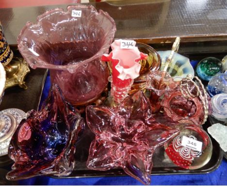 A cranberry glass oil lamp shade, art glass pieces, vaseline glass dish in EP stand etc Condition Report: Shade has some chip