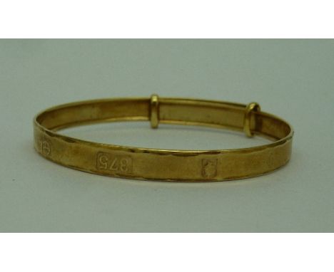 A small 9ct gold bangle, weight 1.6g