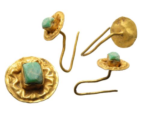 Roman gold earing. Circa 3rd-4th century CE. Formed of a floral embossed disc with a rectangular setting englosing a rough cu