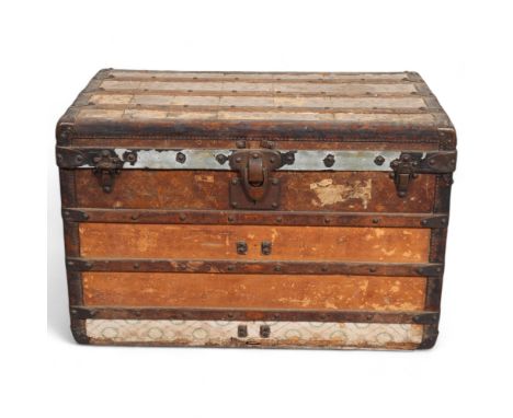 LOUIS VUITTON - a late 19th/early 20th century steamer trunk with wood and brass mounts and strapping, label to interior and 