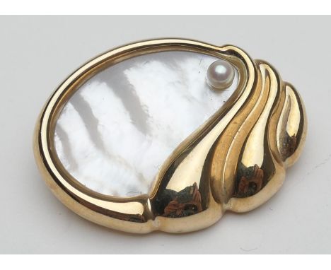 Modern 9ct gold and mother of pearl shell form brooch, maker P J G, Birmingham 1987, 32cm, gross weight approx. 10g 