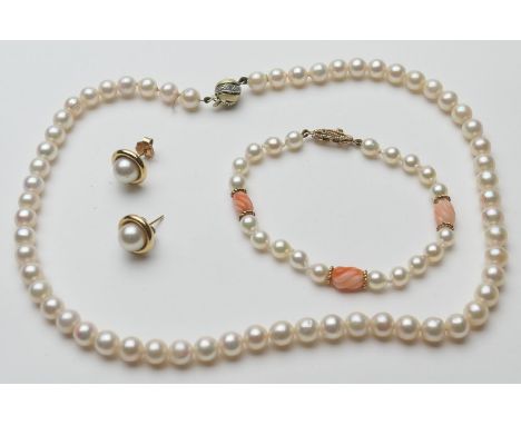 Cultured pearl choker necklace by Boodle &amp; Dunthorne, the pearls of uniform size, approx. 8.21 metric grains, length 40cm