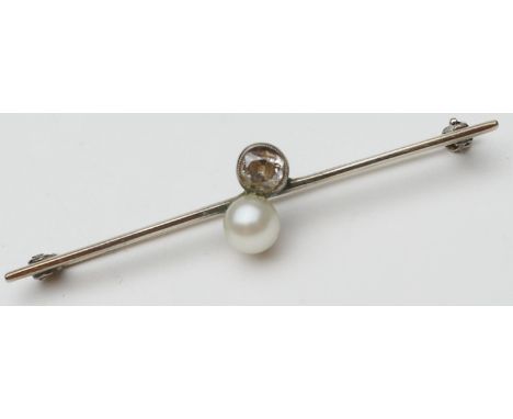 Diamond and pearl bar brooch, centred with a pearl of approx. 5 metric grains, and an old brilliant cut diamond of approx. 0.