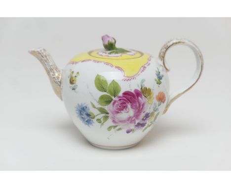 Meissen teapot, decorated with Deutsches Blumen beneath a yellow glazed neck and cover with bud finial, underglazed blue cros