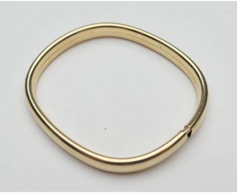 Continental 9ct gold hollow bangle, London import marks for 1986, interior size 6cm, weight approx. 10.9g 