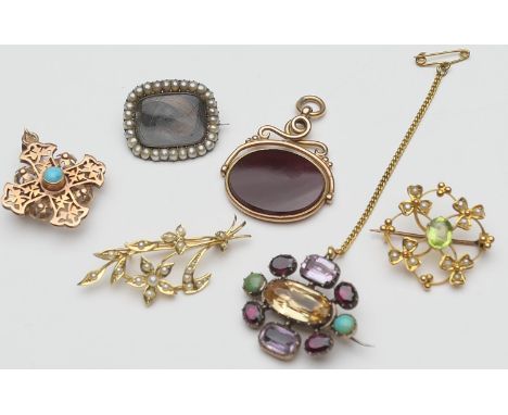 Small selection of decorative jewellery including a 9ct gold peridot and pearl openwork shamrock brooch, 25mm, weight approx.