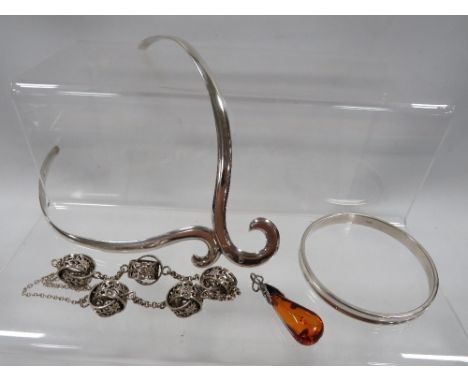 A silver collarette, bangle, bracelet and amber pendant (4)