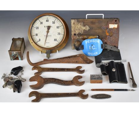 GWR, BR (W) and similar railway collectables to include 0-80psi steam or similar pressure gauge, small gauge glass protector,