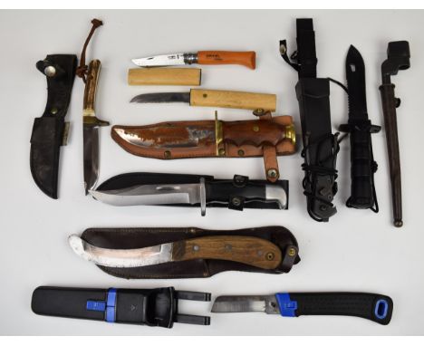 Small collection of knives mostly hunting examples including Denkomac and a military survival style knife with wire cutting c