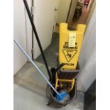 Seau et moppe et enseigne CAUTION