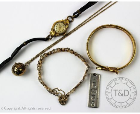 A selection of jewellery, to include; a 9ct gold gate bracelet, weight 7gms, a silver gilt Masonic ball charm on attached fin