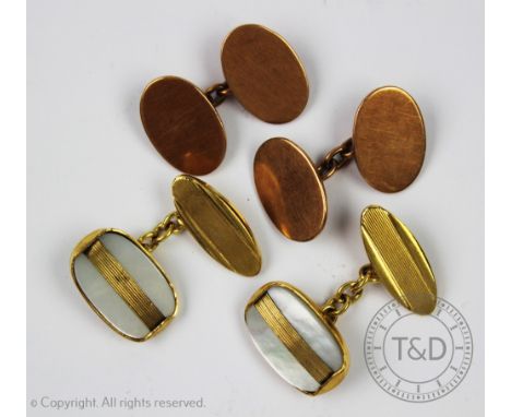 A pair of gentlemans 9ct gold cuff links, oval form with no engraved detailing, 6.5gms, with a pair of mother of pearl and gi