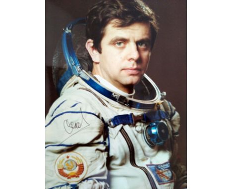 Cosmonaut Vladimir Solovyev signed colour portrait photo 8 x 6 inches. Nice pose in white space suit of the veteran astronaut