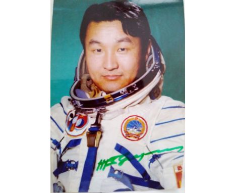 Mongolian Cosmonaut Jugderdemidin Gurragchaa signed colour portrait photo 4x6 inches. Nice pose in white space suit of the ve