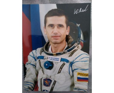 Cosmonaut Yuri Malenchenko signed colour portrait photo 8 x 6 inches. Nice pose in white space suit of the veteran astronaut.