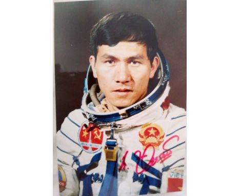 Vietnamese Astronaut Fam Tuan signed colour portrait photo 4x6 inches. Nice pose in white space suit of the veteran cosmonaut