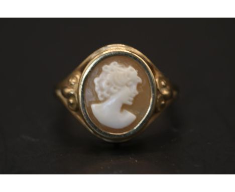 Ladies 9ct Gold Oval Cameo ring Size K. 2.3g total weight 