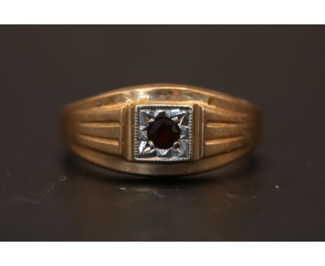 Gents 9ct Gold Garnet set ring Size S. 5.5g total weight 