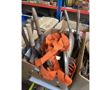 BOX OF VARIOUS ITEMS INCLUDING SHOVELS, STROPS AND TOOLS