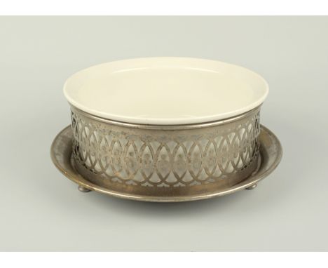 Gratinform mit Metallzierstand, Walküre, Bayreuth Schalenhalterung mit dreifüßigem Stand, Messing vernickelt, D.26cm, H.9,5cm