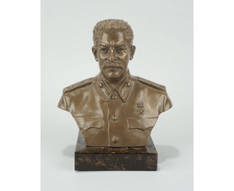 Schulterbüste Josef W. Stalin, Bronze unsigniert, auf Marmosockel (Ecke bestoßen), H.11,5cm. B.9,5cm