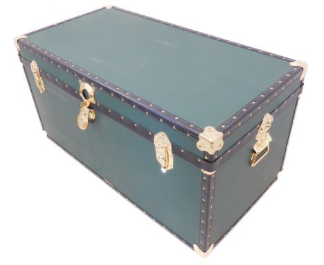 A Mossman (British made) vintage green-coloured and metal-mounted storage trunk (101cm wide x 52cm deep x 51cm high)