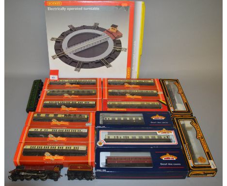 OO Gauge. Nine boxed Hornby GWR Coaches (chocolate/cream), R122, R123, R454, 4x R456 and 2x R457 together with three boxed Ba