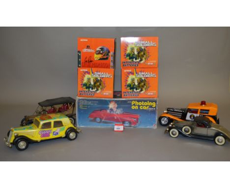 Mixed lot of assorted toys, to include: Photoing On Car tinplate battery operated toy, boxed; four Action Small Soldiers 1:4 