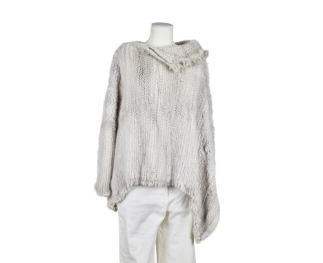 Christian DIOR, Collection Prêt à Porter, circa 2002. Pull-poncho.Directeur artistique: John Galliano. En vison tricoté gris,