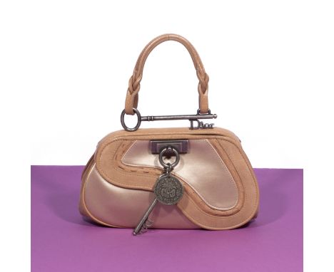 Christian DIOR, Collection Prêt à Porter Printemps-Eté 2006, Sac 'Gaucho mini'.Directeur artistique: John Galliano. En daim, 