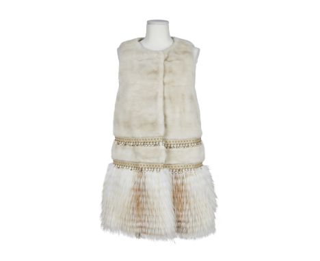 Christian DIOR, Collection Prêt à Porter, circa 2010. Manteau sans manches.Directeur artistique: John Galliano. En vison sabl
