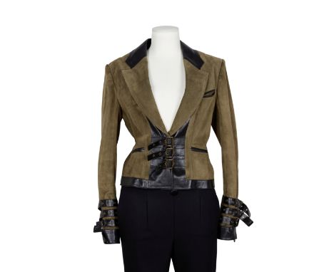 Christian DIOR Boutique, Collection Prêt à Porter, Automne-Hiver 2003. Veste légèrement cintrée.Directeur artistique: John Ga