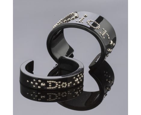 Christian DIOR, Collection Prêt à Porter, circa 2000. Deux bracelets joncs de tailles différentes.Directeur artistique: John 