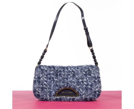 Christian DIOR, Collection Prêt à Porter Automne-Hiver 2000, sac 'Malice'.Directeur artistique: John Galliano. En denim brut 