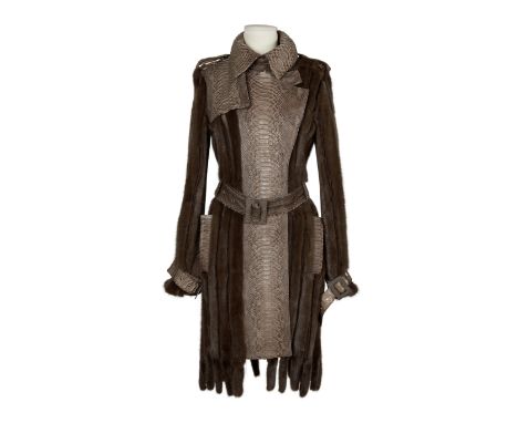 Christian DIOR, Collection Prêt à Porter, Automne-Hiver 2006. Trench-coat.Directeur artistique: John Galliano. En python (pyt